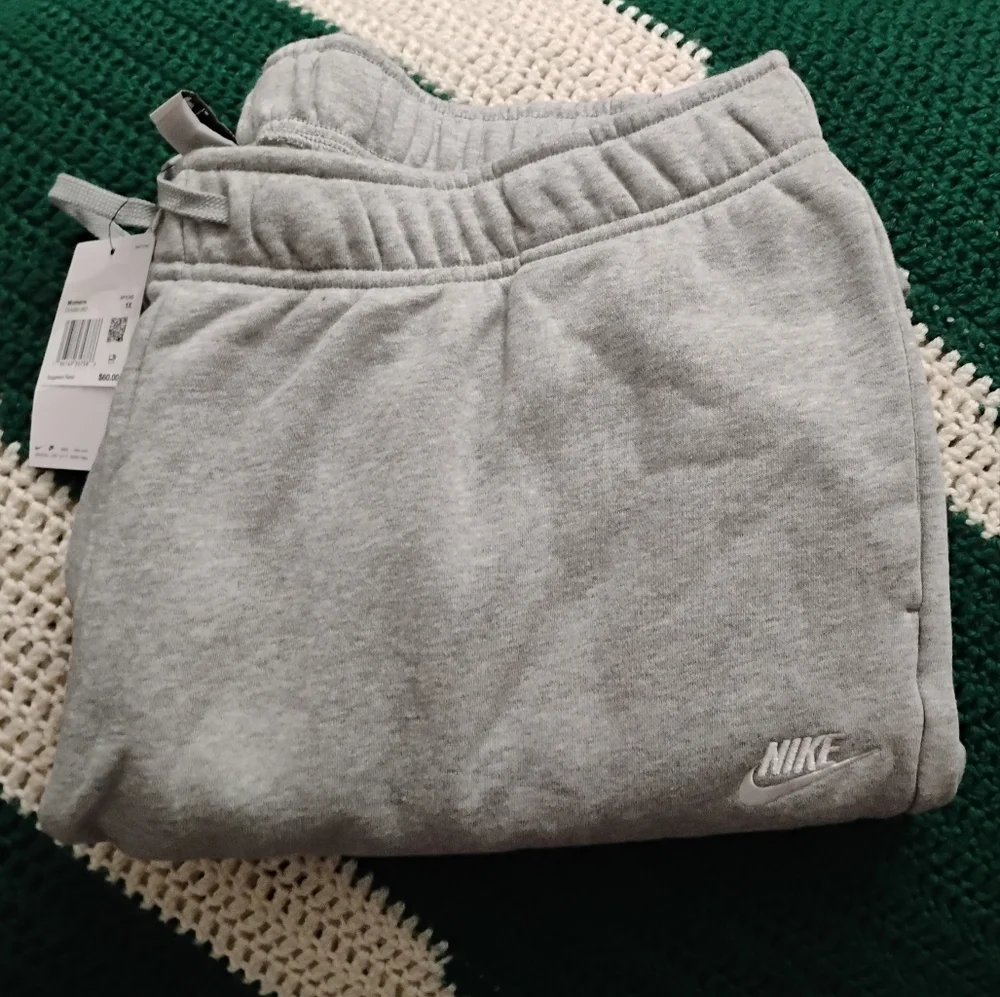 Nike Women's Sportswear Club Fleece Mid-Rise Joggers in Gray Sz 1X NWT